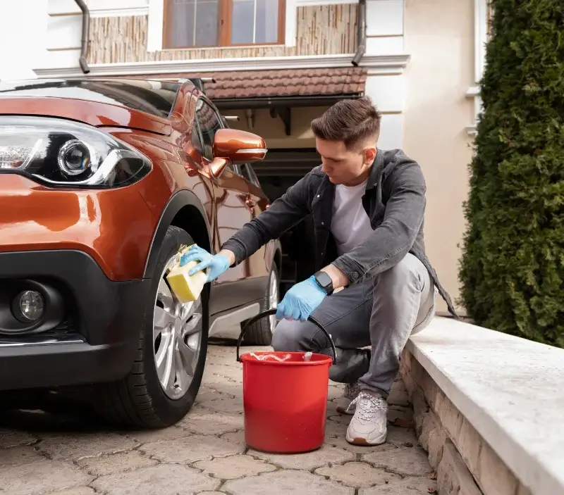 Lavage auto à domicile Saint-Aigulin : professionnel intervenant sur un véhicule